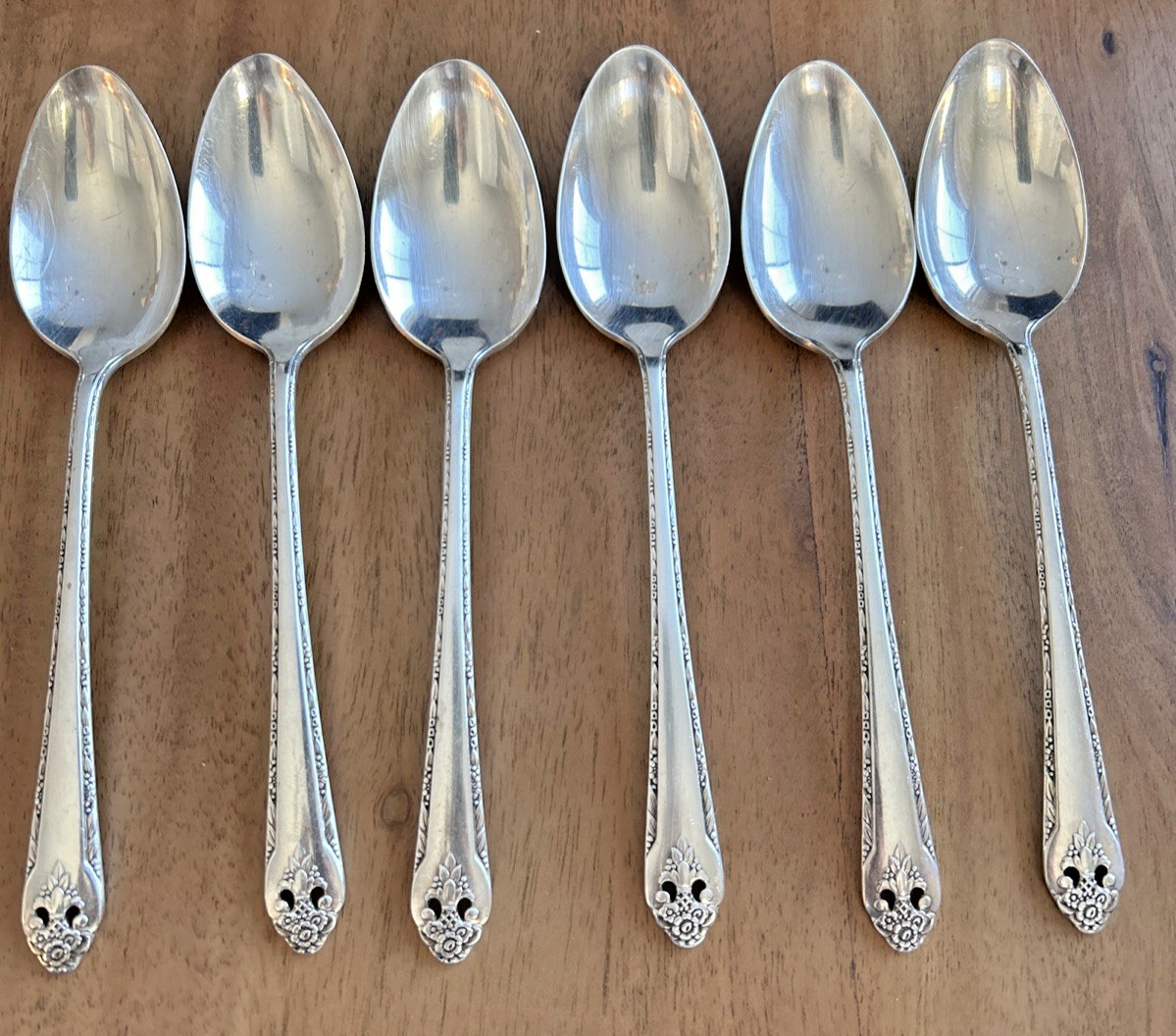 Holmes & Edwards Inlaid IS 1937 Lovely Lady Silverplate Flatware 47 Pcs w/ Case