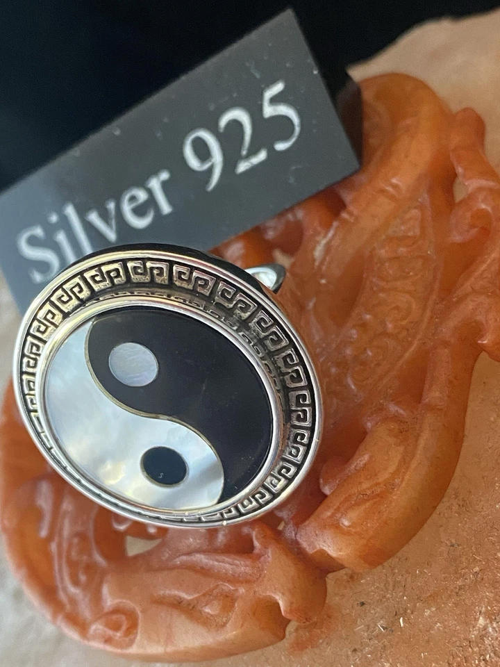 Enorme anillo Ying Yang de plata maciza con madreperla y esmalte negro Foto 2 de 4