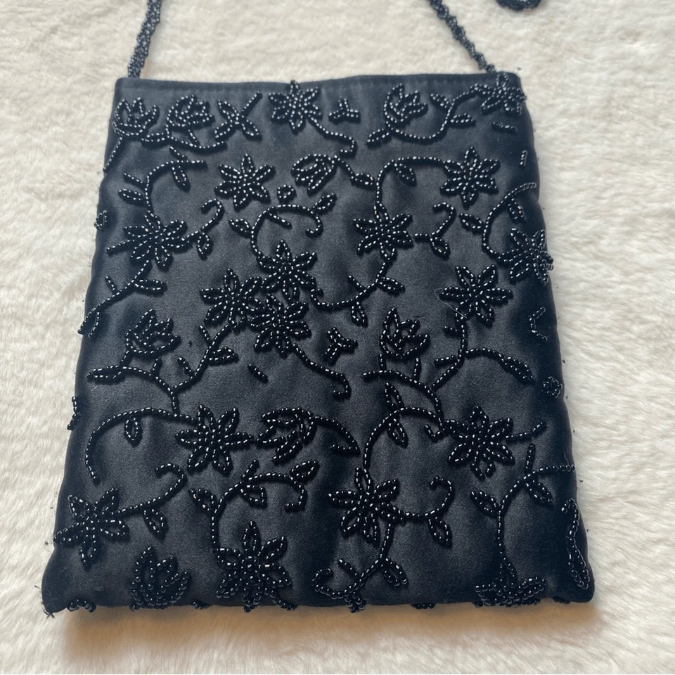 Cartera con cuentas Talbots negra satinada diseño floral Foto 2 de 4