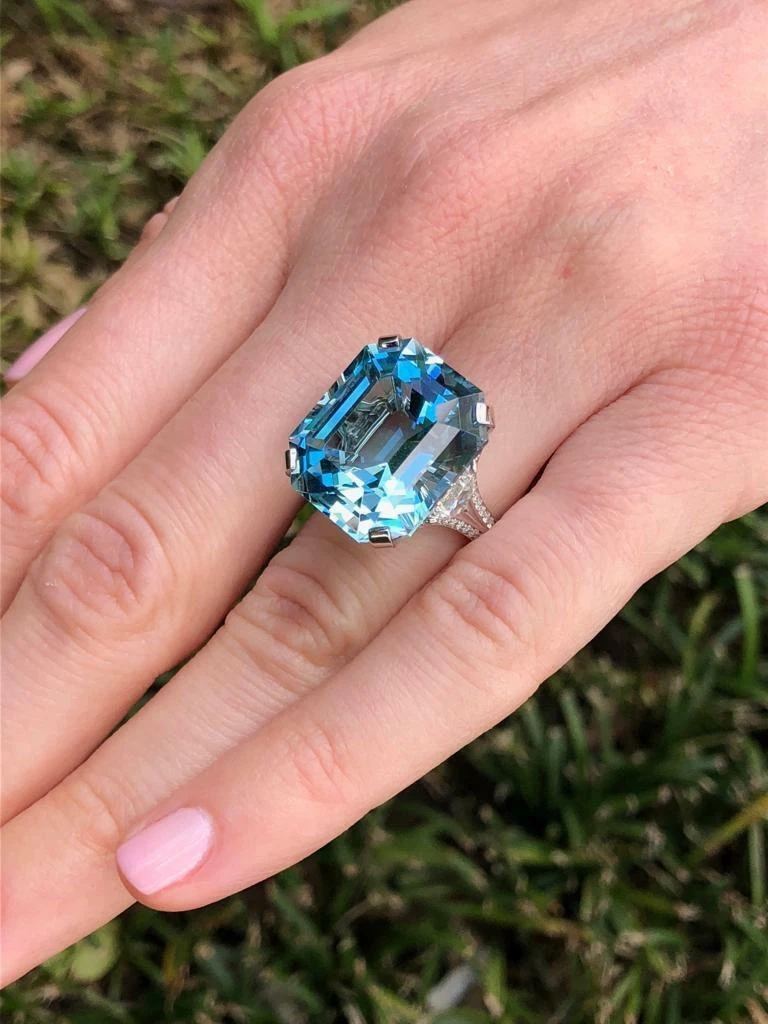 Phenomenal 20.37 Carat Emerald Cut Aquamarine Gemstone Women s