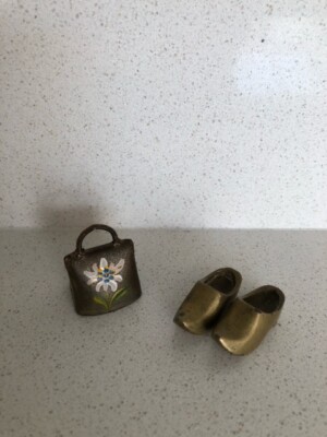 Zwei Vintage Mini Messing Ornamente - Schweizer Glocke und Holländische Clogs