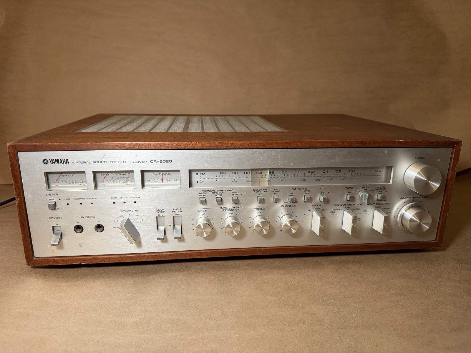 Vintage Yamaha CR-2020 AM/FM Natural Sound Stereo Receive Powers On UNTESTED