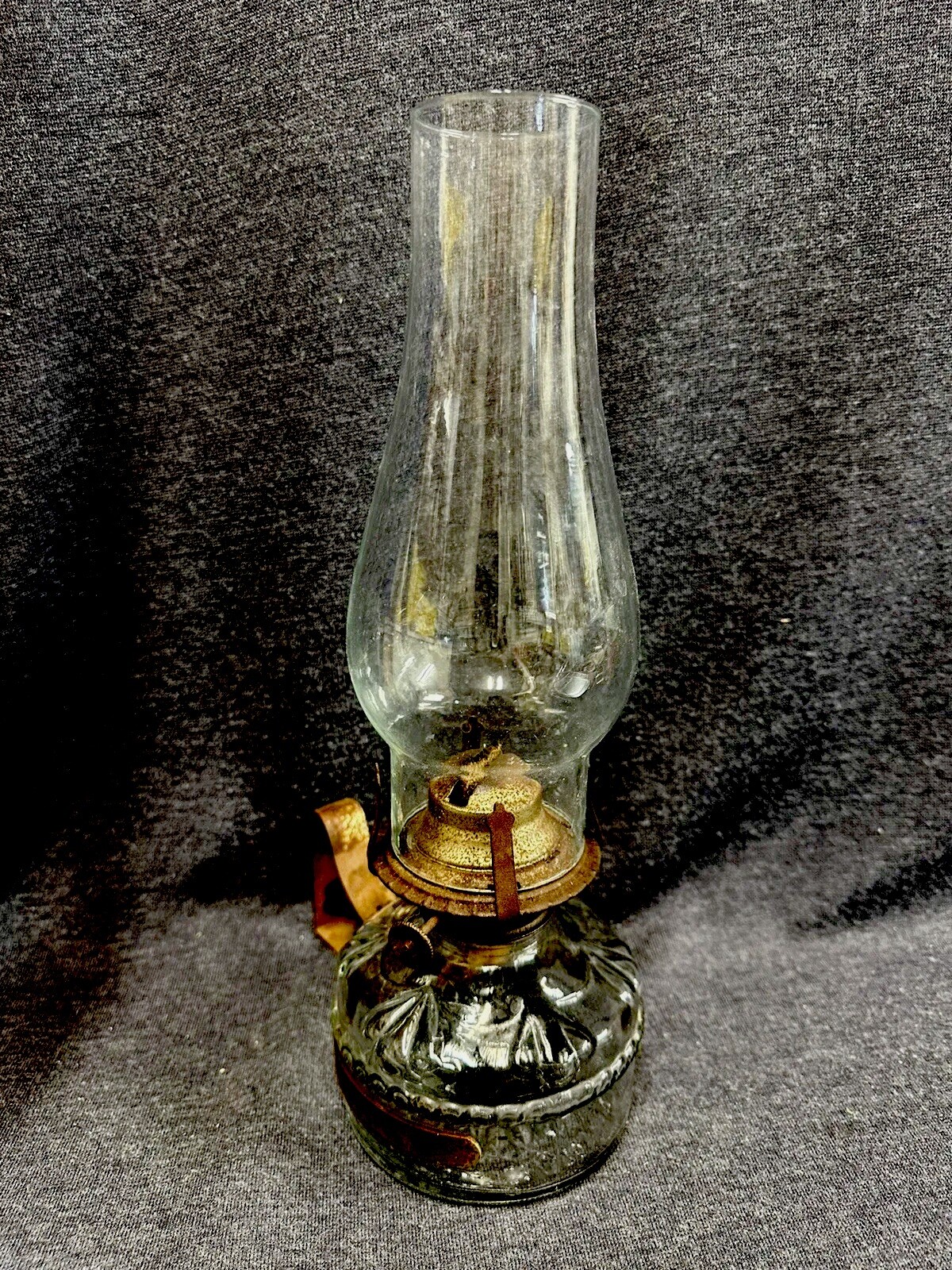 Vintage Embossed Eagle Clear Glass Oil Kerosene Lamp With Metal Carrier