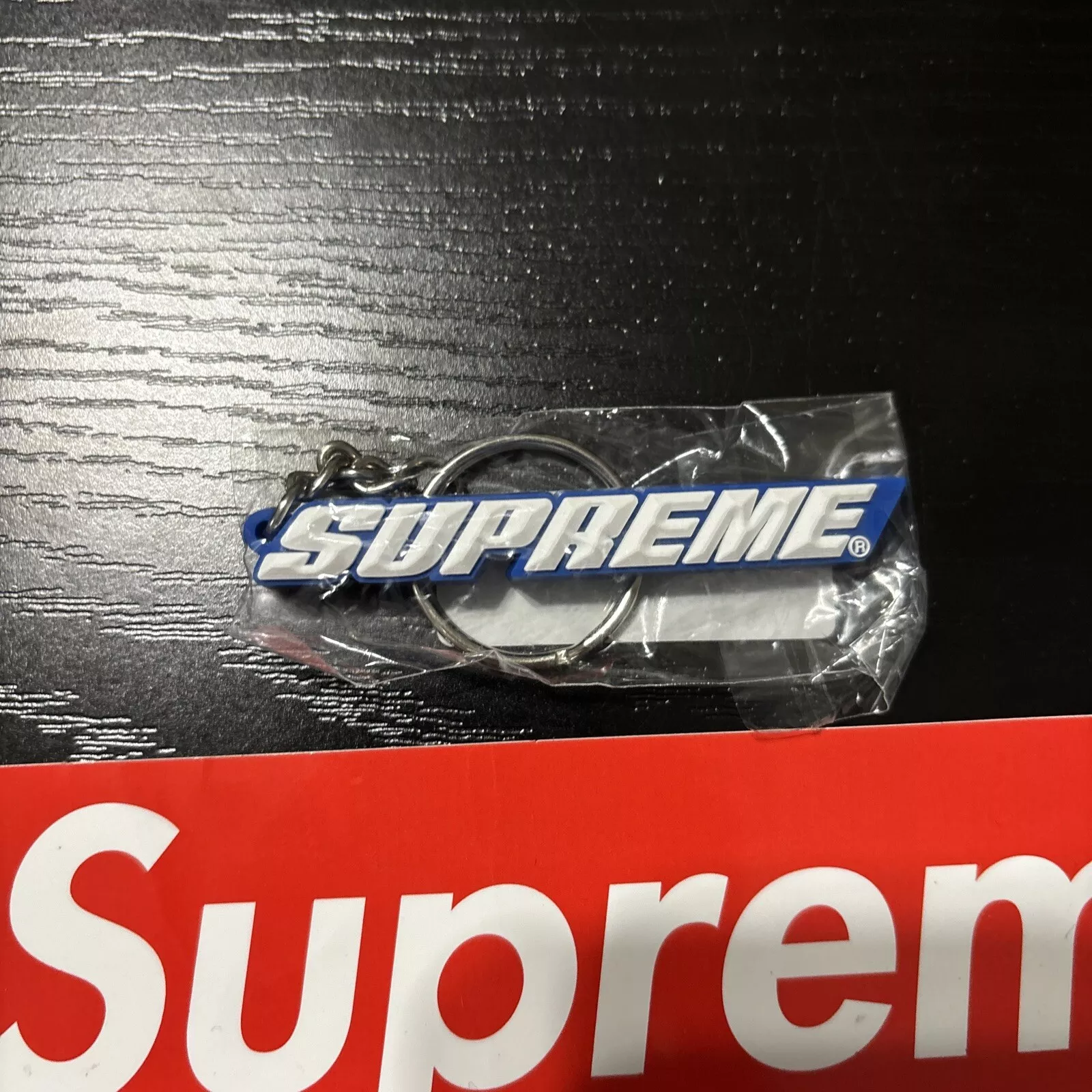 Porte clés logo boîte biseautée suprême bleu SS18 RARE Deadstock neuf LOGO BOÎTE