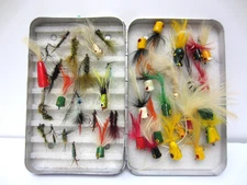 PERRINE NO. 107 FLY CASE WITH 40+ FLIES/POPPERS