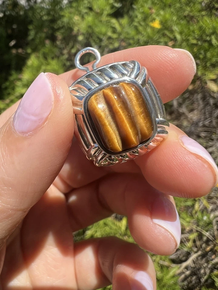 Pendientes Omega de plata de ley Judith Ripka ojo de tigre Foto 4 de 4