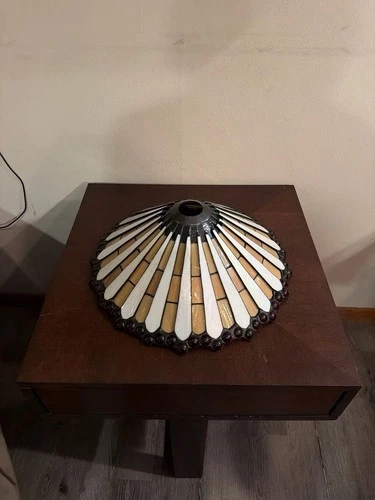 Vintage Quoizel Collectibles Tiffany Style Ivory and Caramel Slag Glass 17” La