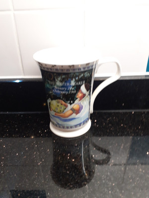 DUNOON ''Astrologie'' Wassermann Fine Bone China Becher von Ruth Bowden