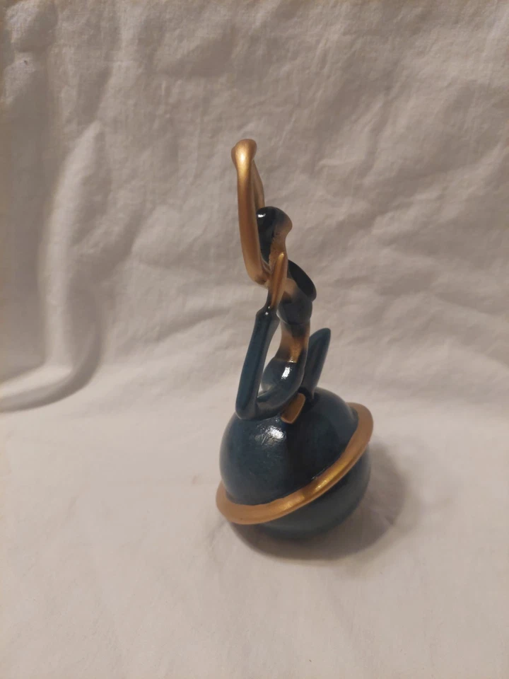 Estatua decorativa de resina para dama en postura de yoga para decoración de oficina en casa Foto 4 de 4