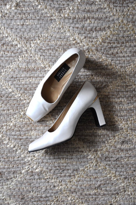 90s Stuart Weitzman White Pearl Leather Gold Metal Trim Block Heel Pumps Women 6
