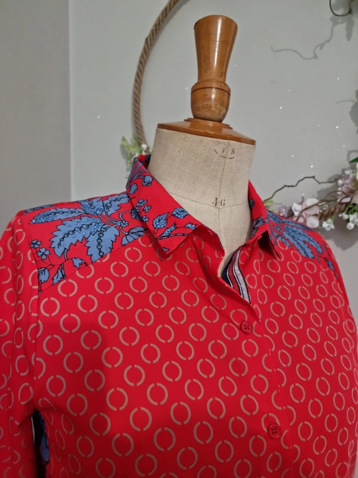 FUEGO : MAGNIFIQUE CHEMISE TON ROUGE SUPERBE MODELE IMPRIMÉ DOS  STRASS  - Photo 3/4