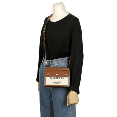 Burberry 8101129C1765 関税送料込 Burberry HOSPEERY Title Pocket Crossbody Bag 8014611