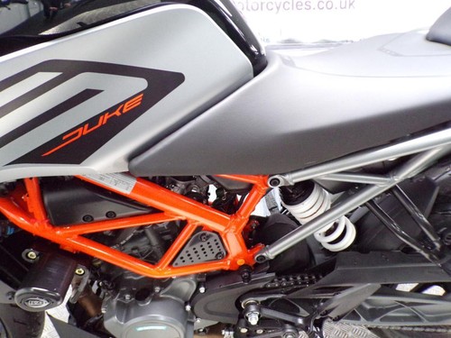 2023 KTM 125 DUKE WITH ONLY 2053 MILES FROM NEW  - Picture 8 of 20