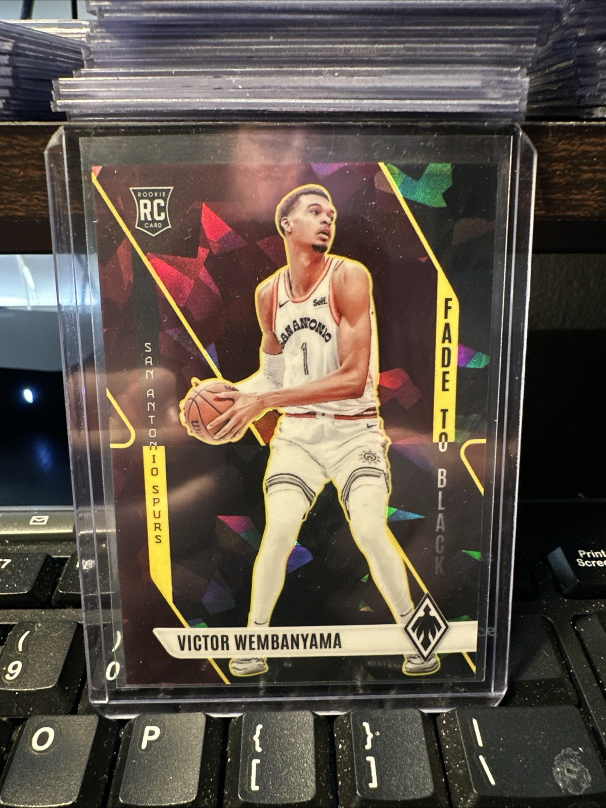 23-24 Panini Phoenix - Fade to Black Victor Wembanyama #11 Maroon Ice /275 (RC)
