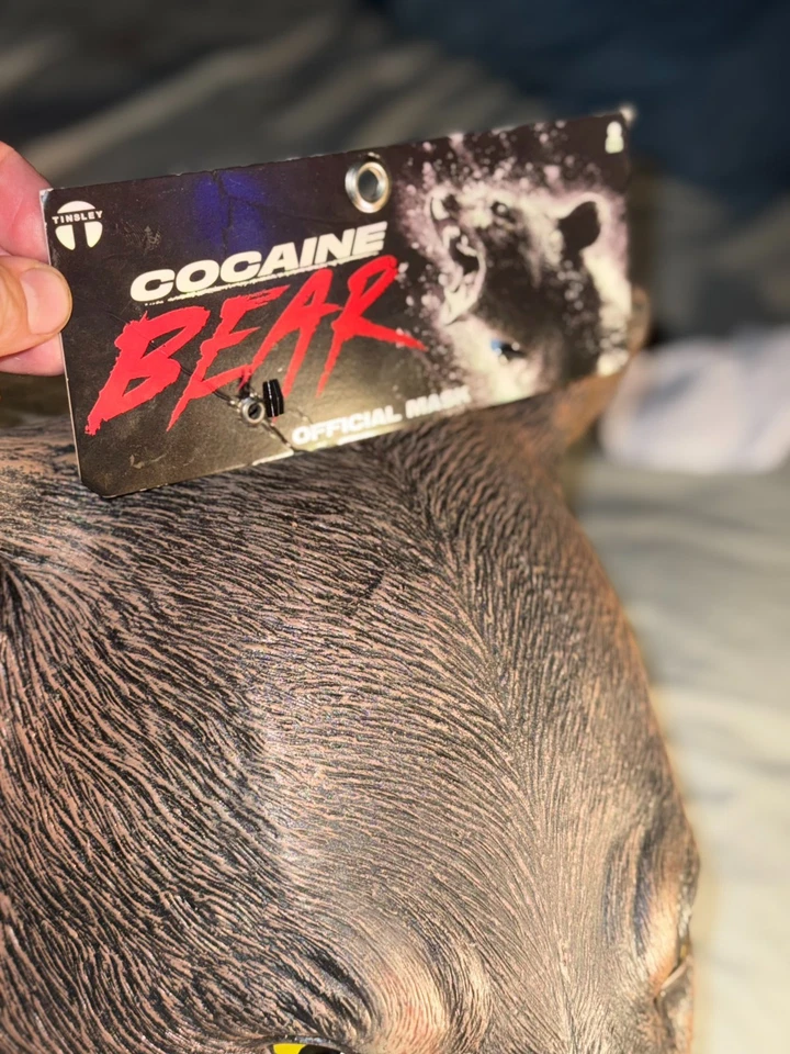 Máscara de látex inspirada en la película 'Cocaine Bear' hecha por Tinsley Studios Foto 3 de 3