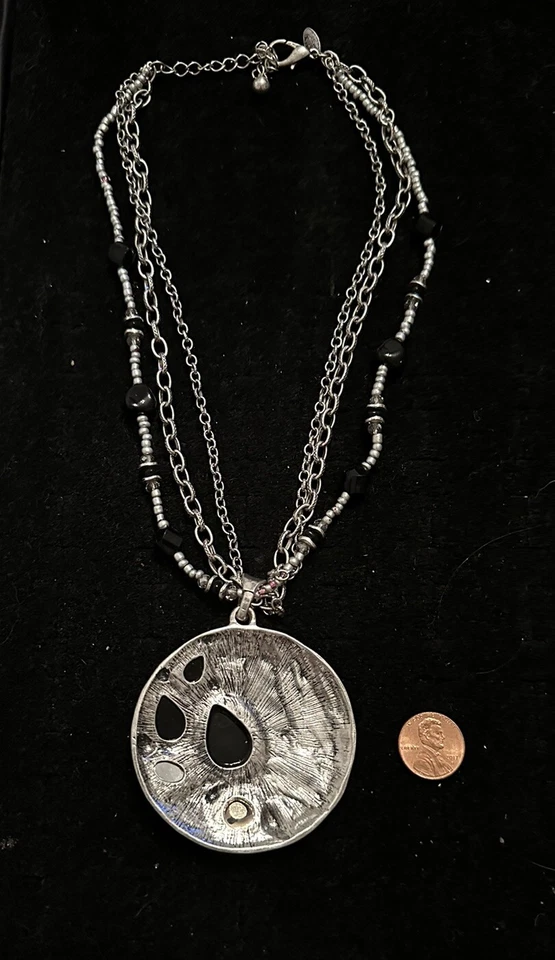 Collar Laura Ashley Martillado Tono Plata Eslabón Disco Boho Babero Declaración 3 Hilos Foto 3 de 4