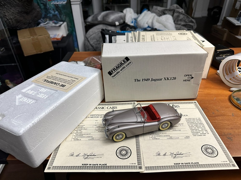 Danbury Mint 1949 Jaguar XK120 1:24 Scale Diecast Model with Box & 2 Titles