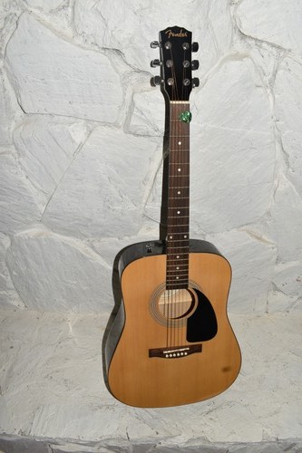 Fender FA-100 Parlor Acoustic Guitar Great Condition with Case. (GVH85)