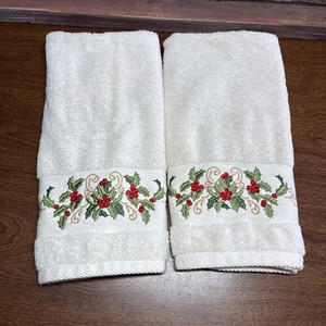BALSAM & FUR TRADING CO SET OF 2  HAND TOWELS EMBROIDERED RED WHITE GREEN