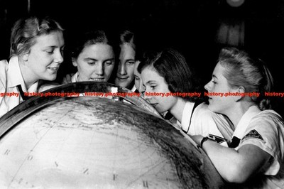 F016908 BDM Girls Fragen Des Voelkischen Lebens Explore the Globe