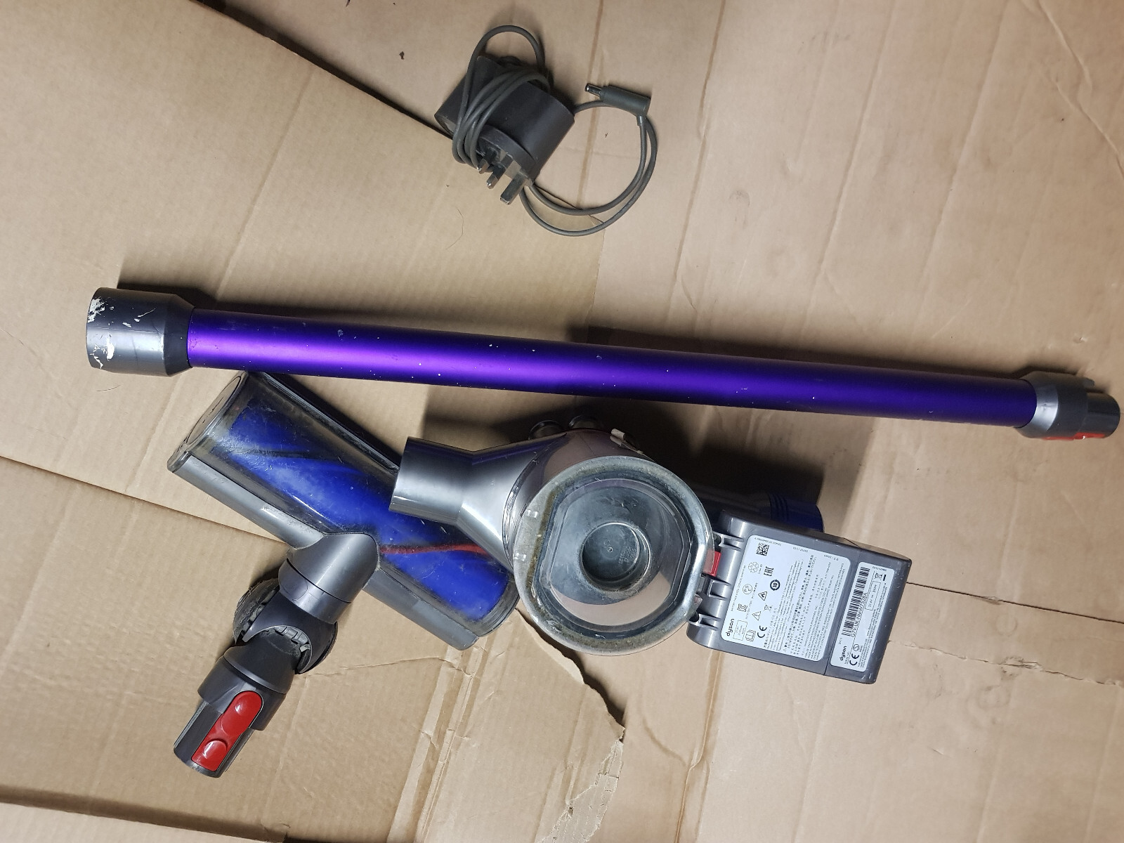 Dyson V8 ANIMAL Cordless Vacuum Cleaner + charger eBay