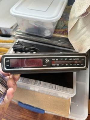 General Electric Vintage Alarm Click Digital Wood Tone Radio 1980 Fm/am Works 