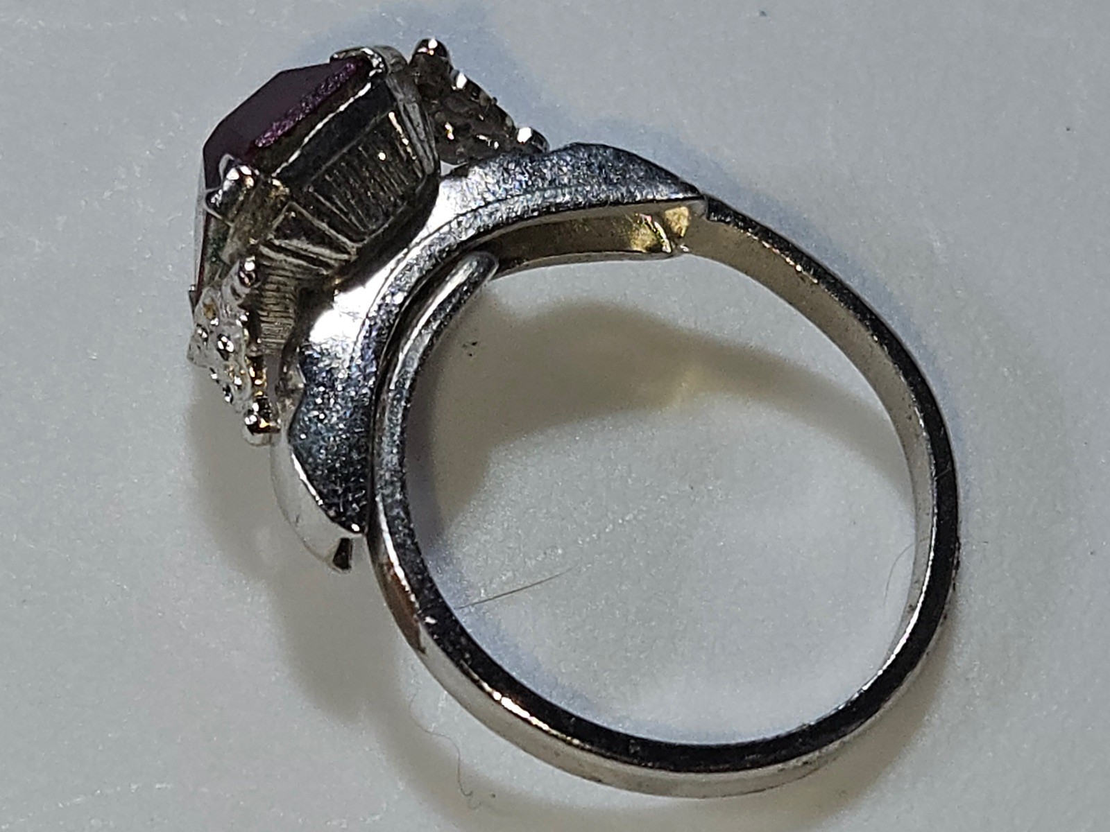 1950s Emerald-Cut Ruby Red Paste Ring w/ Rhinesto… - image 9