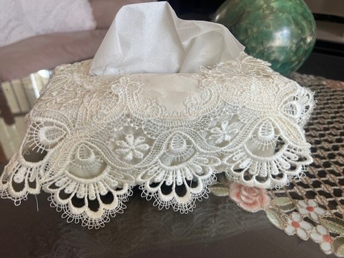 Elegantly embroidered lace top quality tissue box cover for furniture home deco - Bild 1 von 12