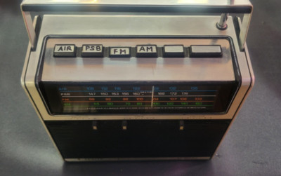 NICE  VINTAGE  ZENITH  4 BAND  PORTABLE  Radio BATTERY OR ELECTRIC