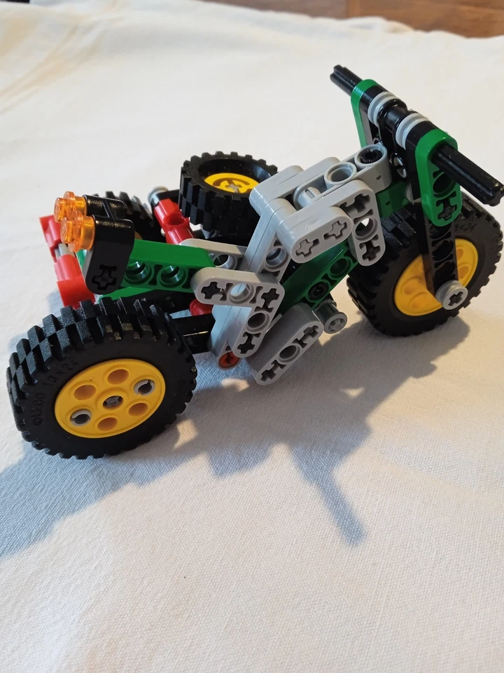 LEGO Technic 8281 Mini Tractor, photo 2 sur 5