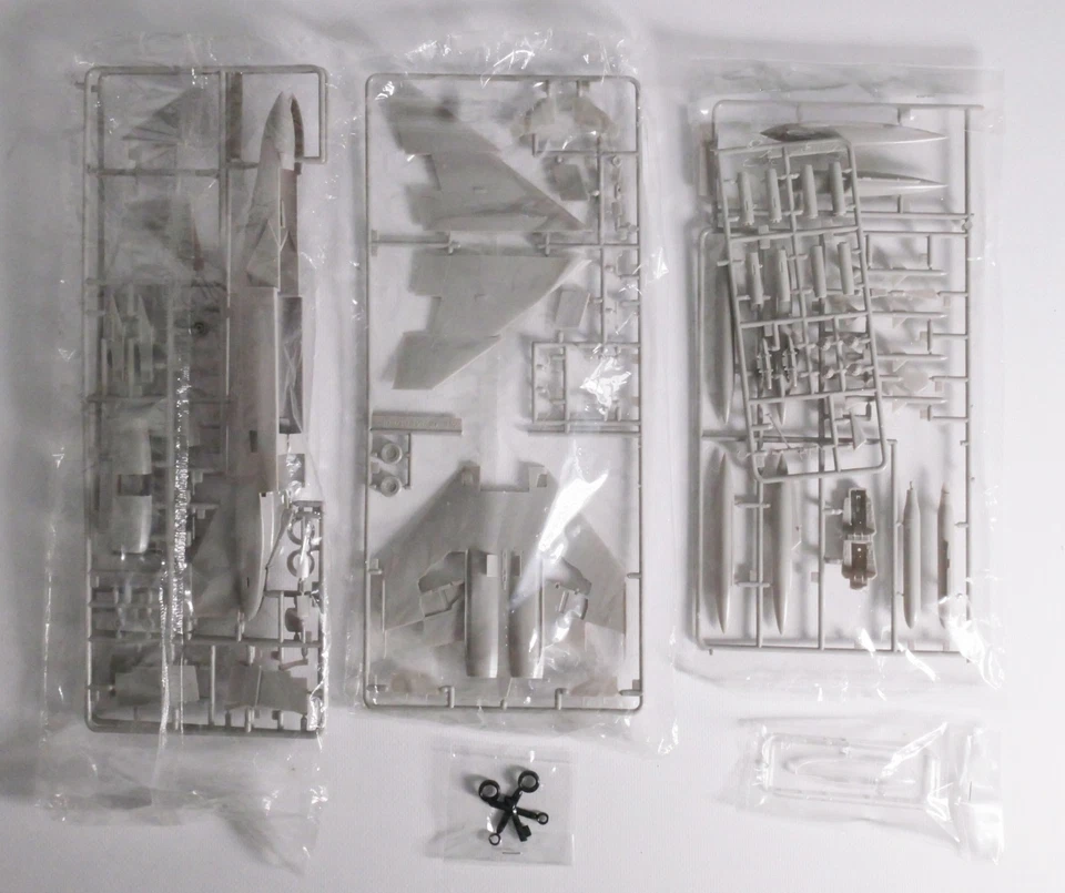 British Phantom FGR.2 Fujimi 1/72 + Decals Alcock & Brown + Pilots & crew - Immagine 2 di 4