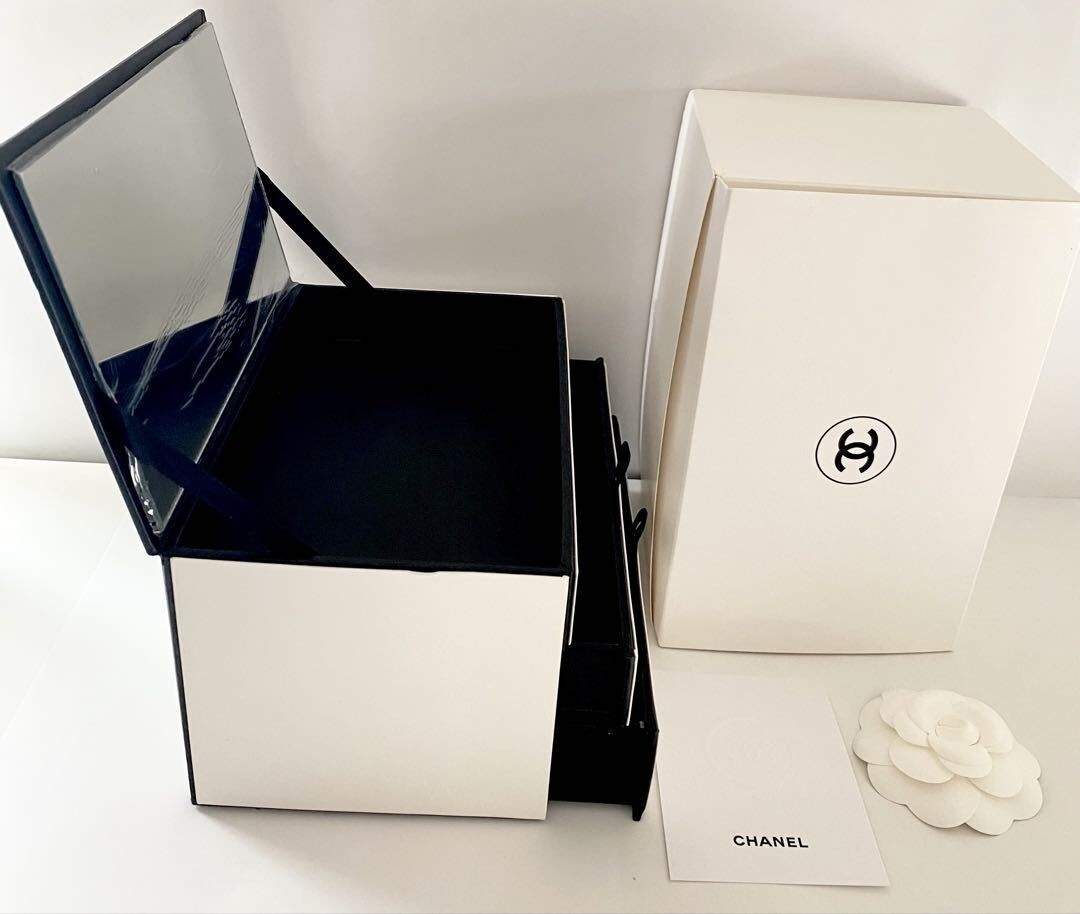 CHANEL ジュエリーボックス Authentic, limited edition Chanel novelty jewelry box with mirror