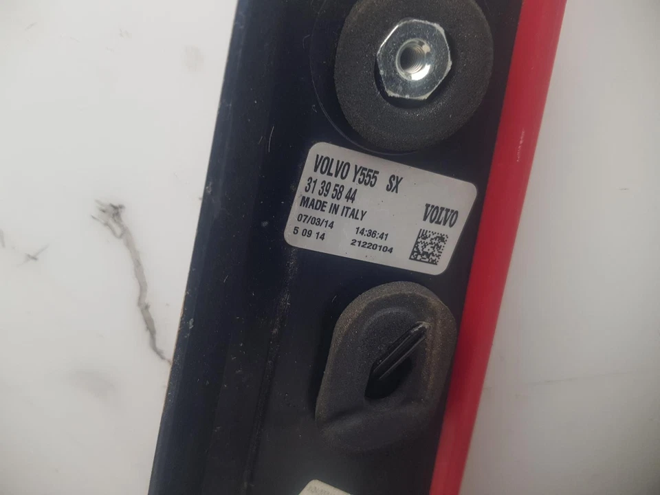 Luz trasera exterior trasera izquierda lado cercano Volvo V40 2014 31395844  Foto 2 de 4