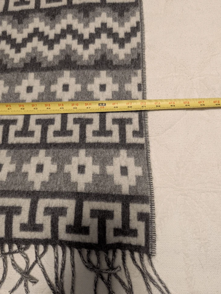 Manta de lana de alpaca Tumi 51 pulgadas x 62 en gris tiro suroeste azteca flecos Perú Foto 3 de 4