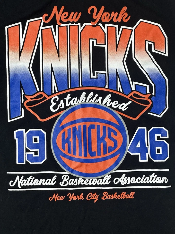 Camiseta New York Knicks Adulto Pequeña Negra Logo Frontal Foto 4 de 4