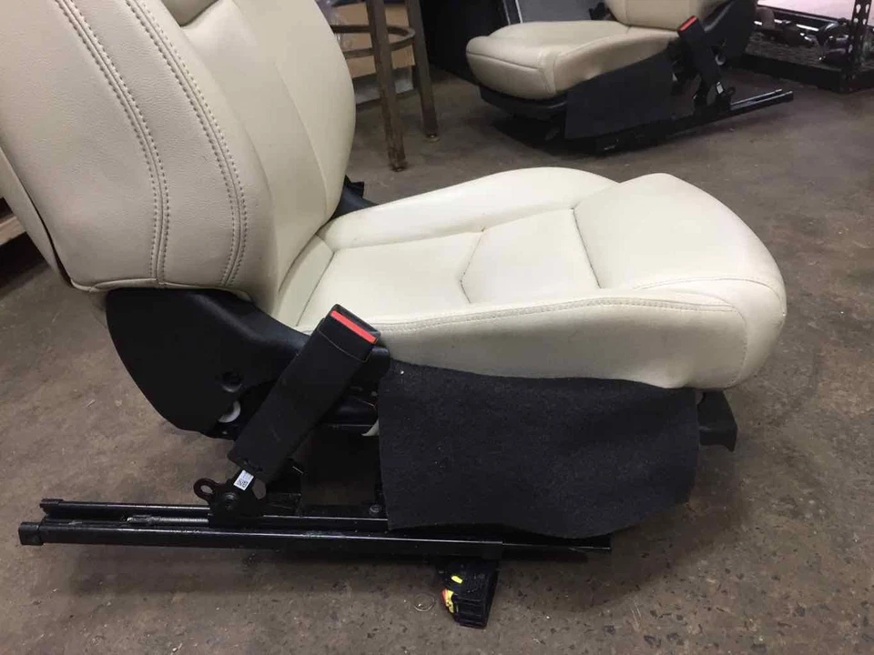 17 CADILLAC XT5 Front Seat Base Driver Foto 4 de 4