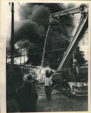 1969 Press Photo Low water pressure - Firemen at vacant warehouse fire - Houston