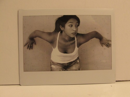 VINTAGE GEFUNDEN FOTO KUNSTFOTO B&W POLAROID MEXIKANISCHER TEENAGER LATINA MÄDCHEN BILD