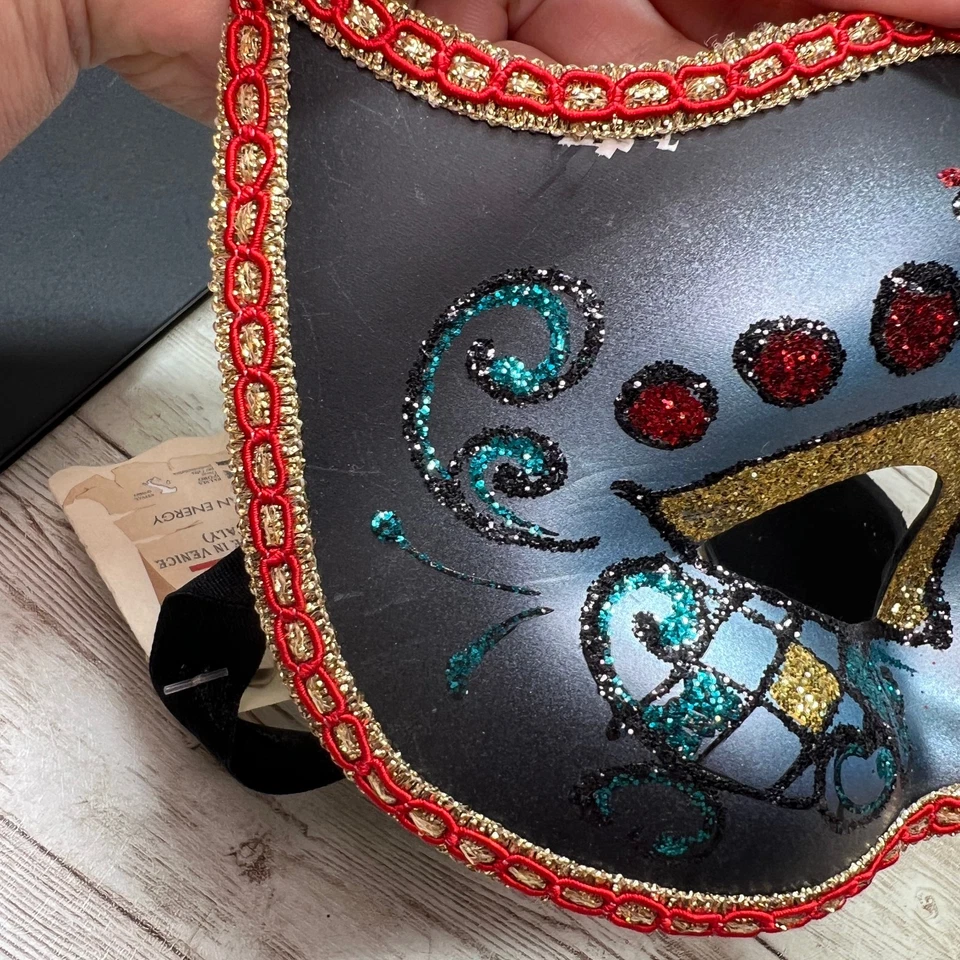 Máscara de mascarada pintada a mano hecha en Venecia Italia muelle 1 importaciones con etiquetas rojas Foto 3 de 4