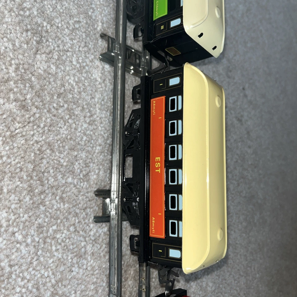 O Gauge French HORNBY / HACHETTE - 0-4-0 Clockwork Locomotive & Coaches - Image 4 of 4