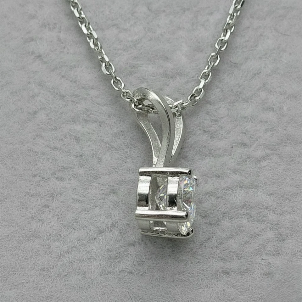 Cadena colgante solitario de oro blanco de 14 k con diamantes cultivados en laboratorio G/VS1 corte redondo de 1/4 quilate Foto 4 de 4