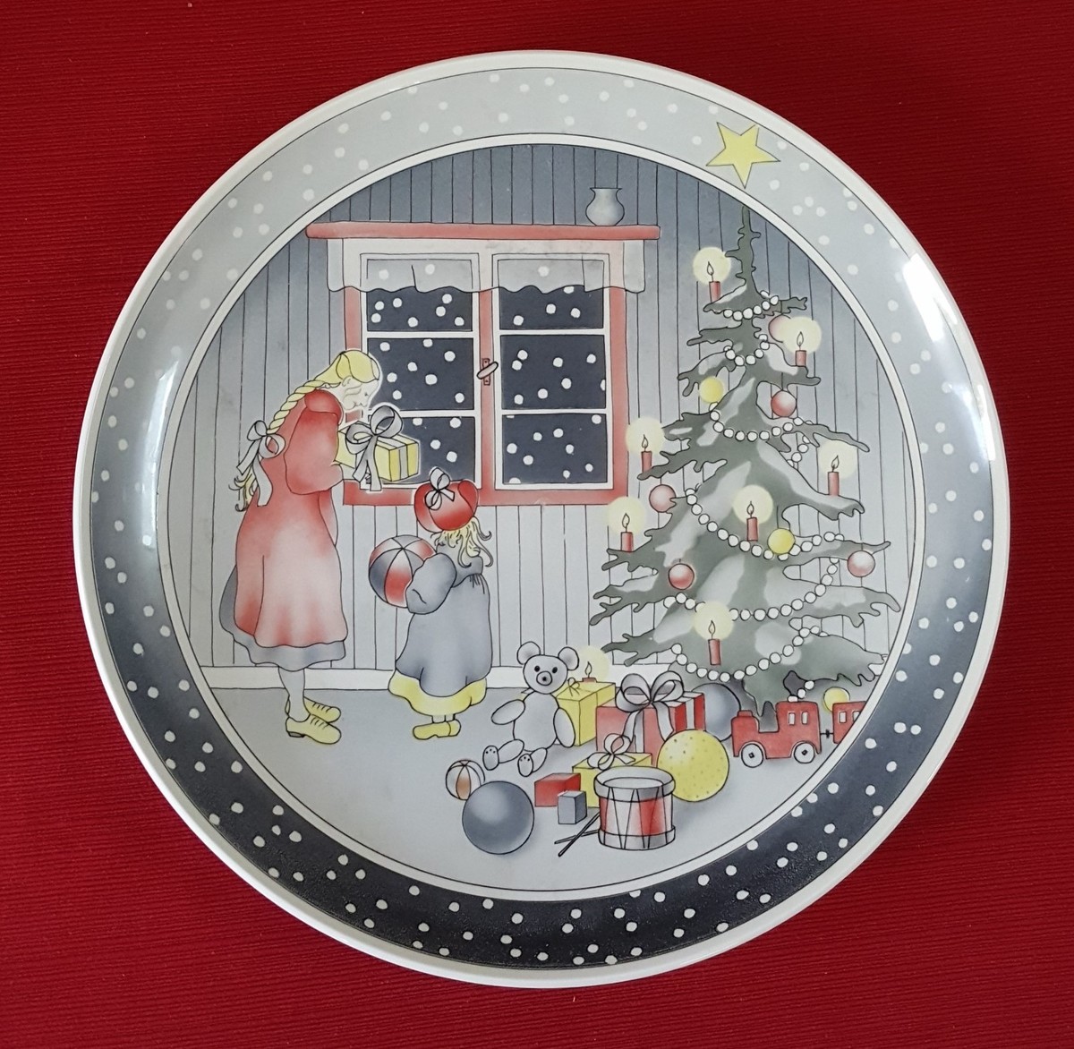 VILLEROY & BOCH CHRISTMAS PRESENTS PLATE SERIES # 2 WALL HANGING