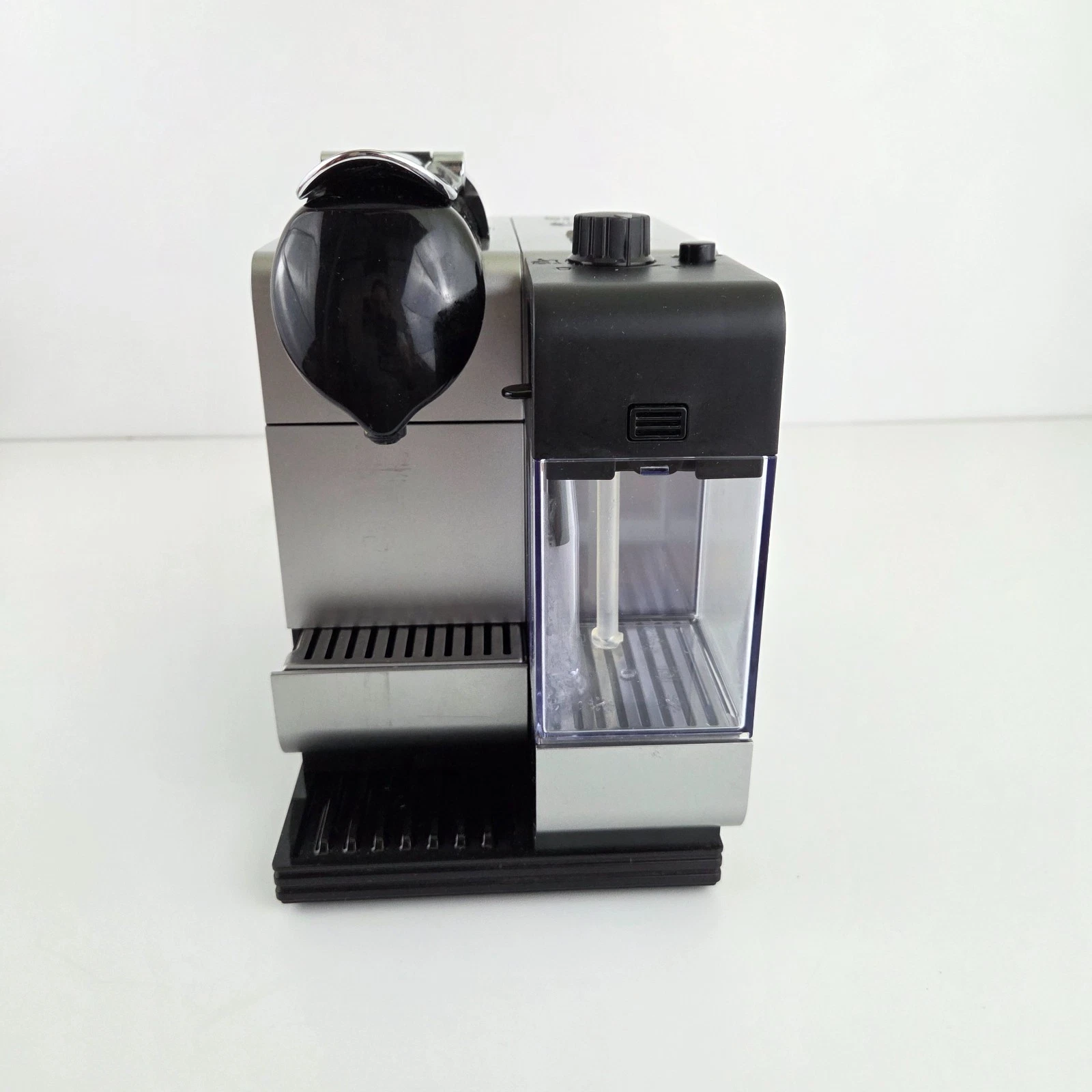 Nespresso Gray Delonghi Lattissima EN520SL Capsule Espresso Maker + Milk Frother