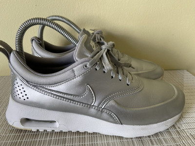 Nike Air Max Thea SE Metallic Silver Trainers, Size US 7.5 (861674 001)