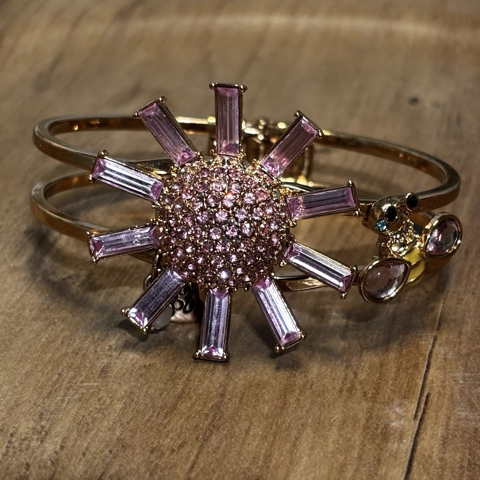 Adorable brazalete con bisagras Betsy Johnson flor margarita y abeja Foto 2 de 4