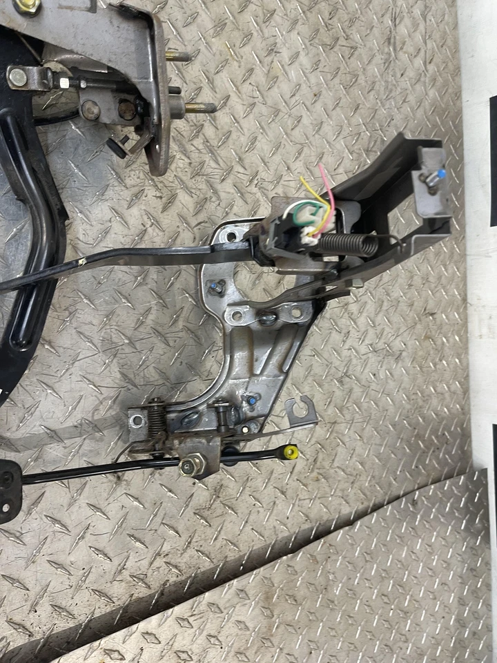 90 91 92 93 94 95 96 97 Mazda Miata Juego de pedales de freno de embrague MX5 OEM 90-97 Foto 4 de 4