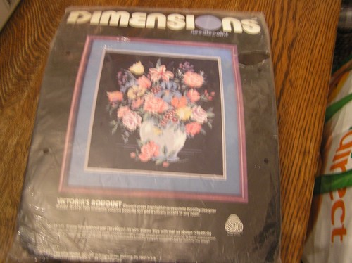 1988 Dimensions Needlepoint Kit #2355 Victoria's Bouquet Karen Avery 14x16"~¡Nuevo en paquete! - Imagen 1 de 3