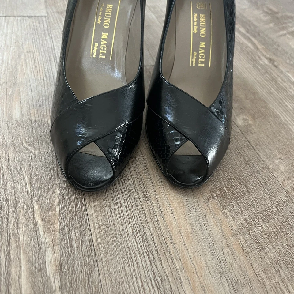 Zapatos de salón Bruno Magli Peep Toe talla 9 M cuero negro estampado serpiente hechos en Italia Foto 4 de 4