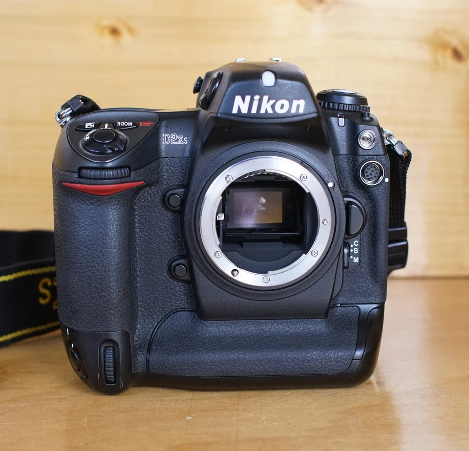Professional Nikon D2Xs Digital SLR Camera w/Charger & new Battery s/c7308 #2 - Image 3 of 4