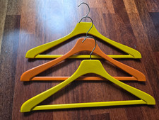 3 Vintage Design Kleiderbügel 70er Jahre  Garderobe Holz gelb & orange lackiert